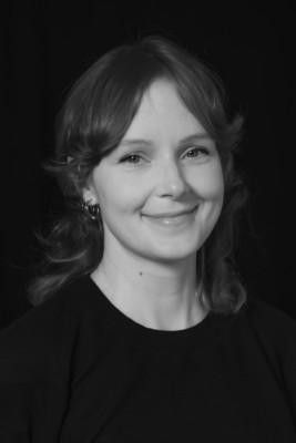 Mustavalkokuva hymyilevästä Tuuli Pohjolasta.