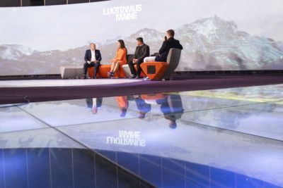 Paneelikeskustelukuva. Ihmisiä istuu sohvalla.