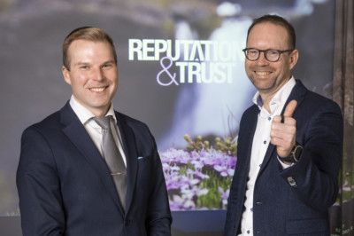 Ylävartalokuvat hymyilevistä Laurista ja Harrista puvut päällä. Harri näyttää peukkua.