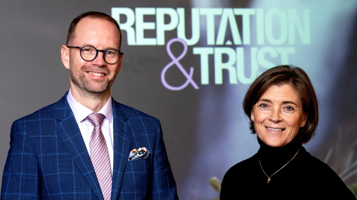 T-Median toimitusjohtaja Harri Leinikka vasemmalla ja Senior Advisor Nina Ehrnrooth oikealla. Takana Reoutation&Trust-logo.